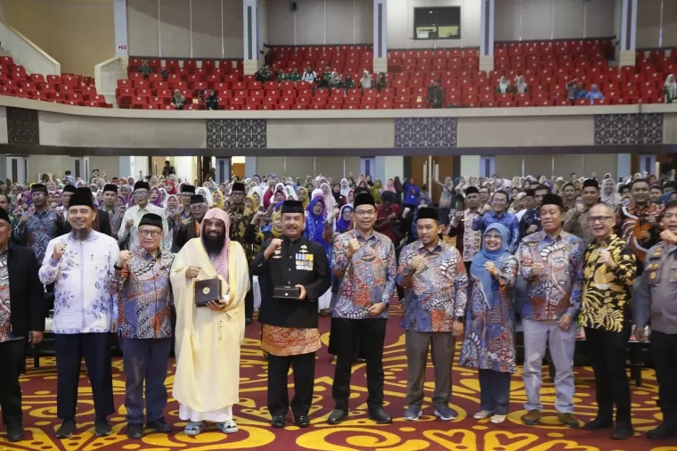 FOTO BERSAMA - Rektor UNP, Ketua LKAAM dan lainnya foto bersama jelang Seminar Internasional dalam Islamic Fair UNP-LKAAM 2025. (Ist)