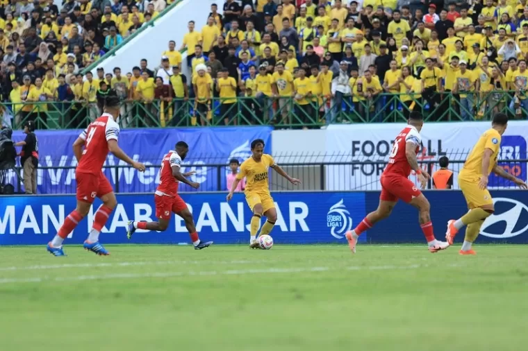 Rosad Setiawan (tengah) dan kolega akan memainkan laga penting di markas Persis Solo, Jumat (21/2) di Stadion Manahan. Rosad saat dijamu Barito beberapa waktu lalu. (mo spfc)