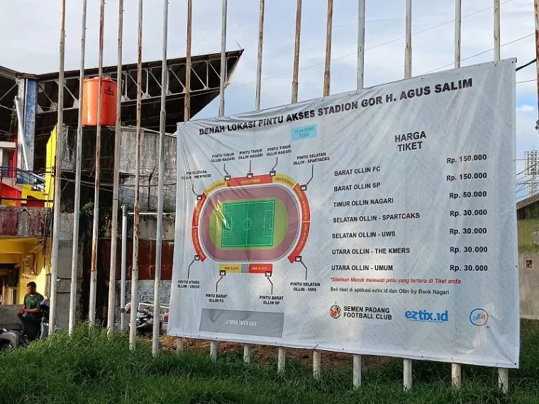 DENAH- Spanduk petunjuk akses masuk Stadion H. Agus Salim terpampang di sisi pintu tribun Selatan. (dede amri)