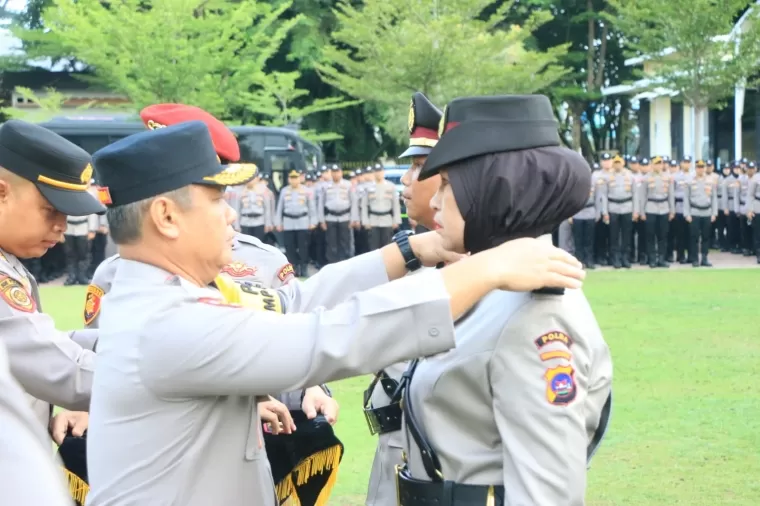 Kapolda Sumbar Irjen Pol Gatot Tri Suryanta memberikan hadiah kepada Kapolresta Padang Kombes Pol Ferry Harahap yang telah berhasil mendukung program gerakan Subuh berjamaah di Mapolda Sumbar, Senin (24/2).