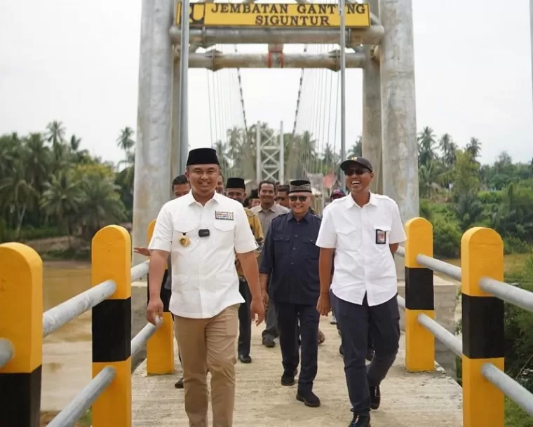 Bupati Sutan Riska Tuanku Kerajaan ketika meresmikan jembatan gantung siguntur.( ist )