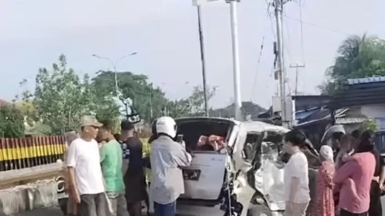 Kereta Api Tabrak Avanza di Batang Kabuang, Tiga Orang Terluka