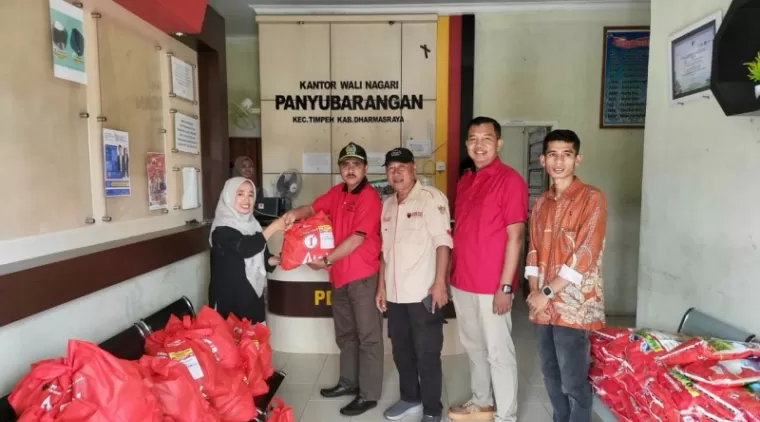 Ketua DPD PDI Perjuangan Sumbar Serahkan 125 Paket Sembako untuk Korban Banjir di Timpeh