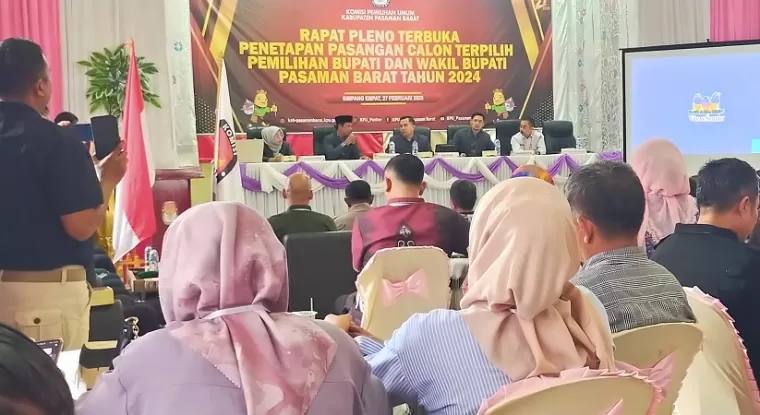 Terlihat ketua KPU Pasbar, Alfi Syahrin dan komisioner lainnya, saat acara rapat pleno terbuka, Kamis (27/2). (