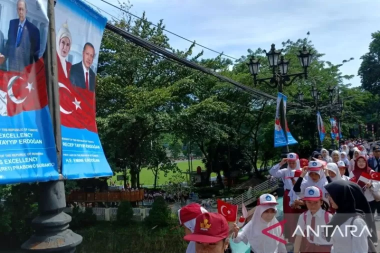 Masyarakat Antusias Sambut Kedatangan Presiden Turki ke Istana Bogor