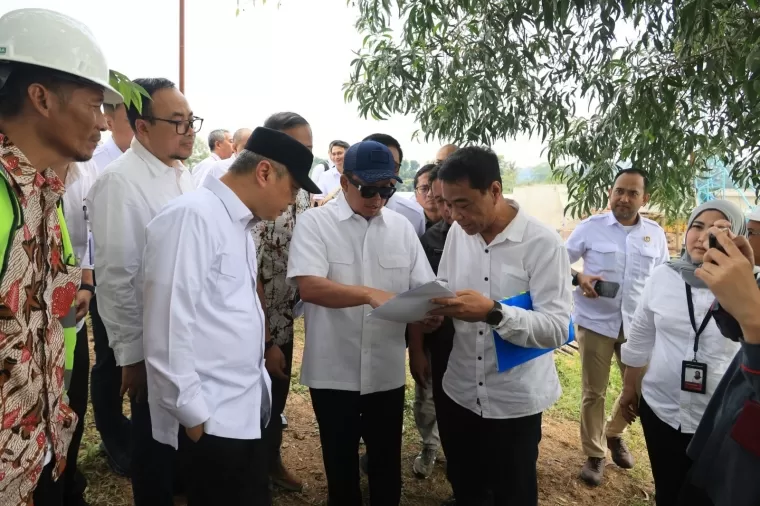 Menteri Nusron meninjau langsung akses KCIC Karawang guna memastikan pengadaan tanah sesuai prosedur. (ist)