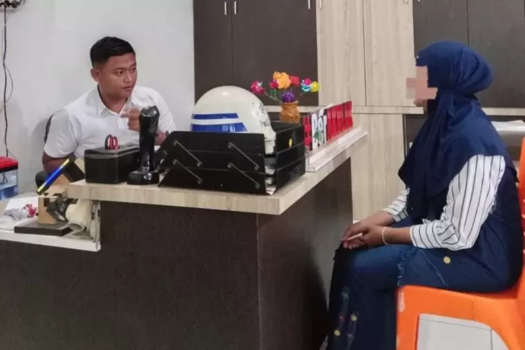 Perempuan yang kedapatan membawa handphone ke Lapas diperiksa petugas (ist)