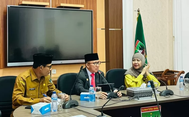 Pj Sekda Prov Sumbar, Yosarwadi, dan ketua IMLF, memimpin rapat persiapan IMLF bersama SKPD/ OPD, Bank Indonesia, Bank Nagari, UPT Perpustakaan Bung Hatta,