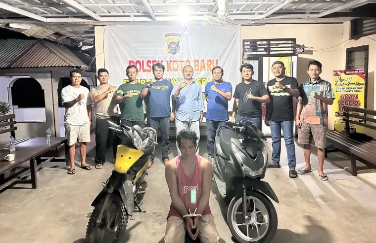 Pelaku pencurian sepeda motor saat diamankan jajaran kepolisian Polres Dharmasraya. ( ist )