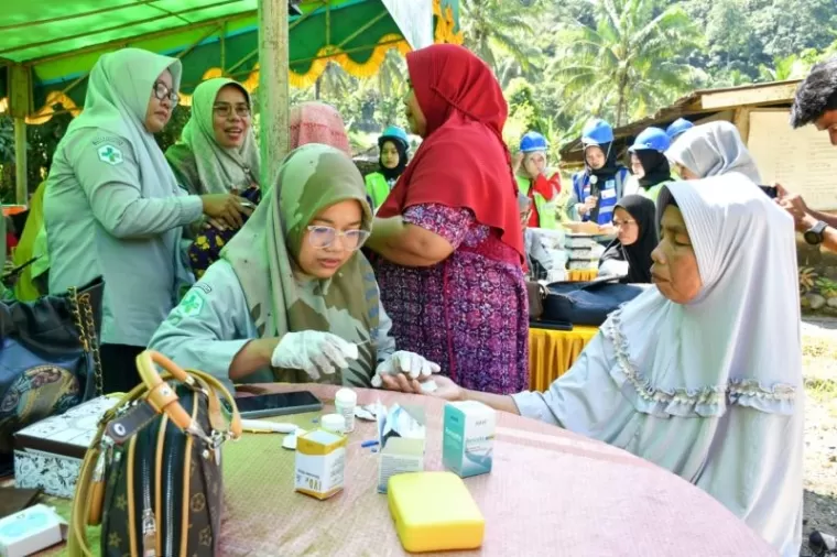 Warga ikuti pemeriksaan kesehatan gratis dan skrining penyakit menular, diselenggarakan oleh PT Semen Padang pada Kamis (6/2/2025). Ist