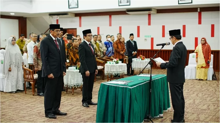 Rektor Unand, Efa Yonnedi saat melantik dekan fakultas pertanian dan dekan fakultas kedokteran, Selasa (11/2) di convention hall kampus tersebut.