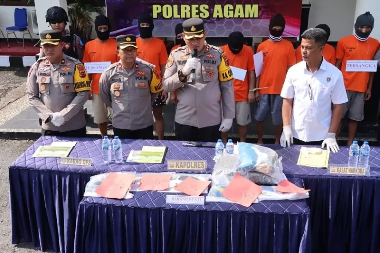 Kapolres Agam AKBP Muhammad Agus Hidayat bersama jajaran melaksanakan press release pengungkapan kasus tindak pidana penyalahgunaan narkoba di depan kantor Polres Agam, Rabu (12/2)-- mursyidi