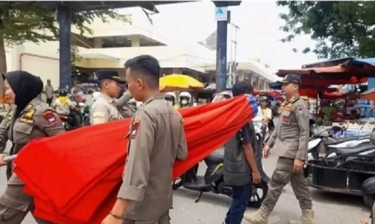 Personel Satpol PP Padang saat menertibkan pedagang di sejumlah lokasi. (ist)