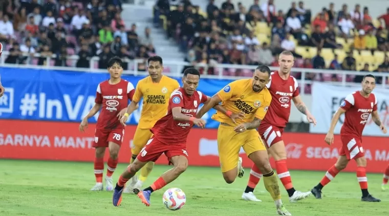 Striker Semen Padang FC, Bruno Gomes pencetak gol ke jala gawang Persis Solo pada Jumat (21/2) sore di Stadion Manahan. (mo spfc)