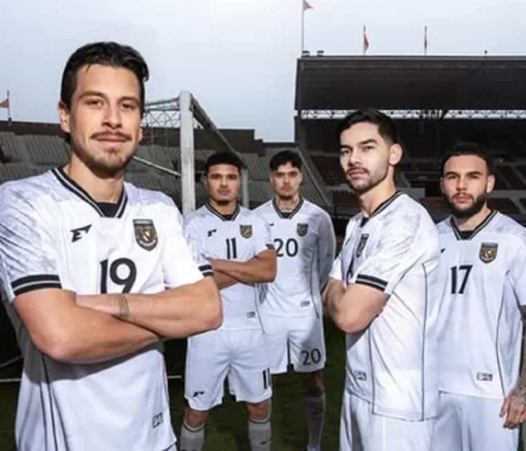 Pemain Timnas Indonesia berpose dengan jersey baru skuad Garuda. (ig/@erspo.official)