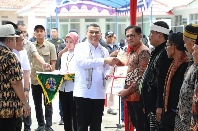 Wamen ATR/Waka BPN, Ossy Dermawan menyerahkan 1.641 sertifikat hasil Redistribusi Tanah di Kabupaten Majalengka, Jawa Barat pada Kamis (13/2/2025). (ist)