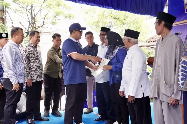 Menteri ATR/BPN, Nusron Wahid, menyerahkan lima Sertifikat Hak Guna Bangunan (HGB) kepada masyarakat Kampung Nelayan Komplek Bermis RW 11, Kecamatan Penjaringan, Jakarta Utara pada Minggu (16/2/2025)