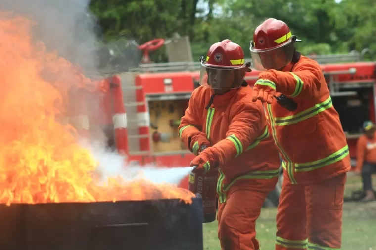 Sebanyak delapan tim bersaing dalam SHE Challenge SIG Tahun 2025, yang berlangsung di Fire Ground PT Semen Padang, Rabu (19/2/2025). Ist