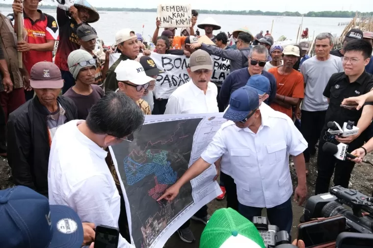 Menteri Agraria dan Tata Ruang/Kepala Badan Pertanahan Nasional (ATR/BPN), Nusron Wahid meninjau lokasi terbitnya Sertipikat Hak Guna Bangunan (HGB) di atas laut yang berada di Kabupaten Bekasi. (ist)