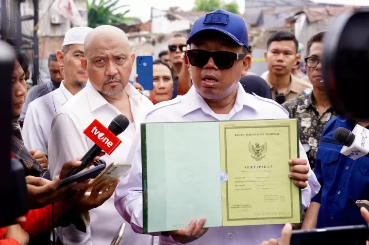 Menteri Nusron tegaskan kehadiran negara dengan turun langsung ke lokasi penggusuran klaster di Kabupaten Bekasi. (ist)