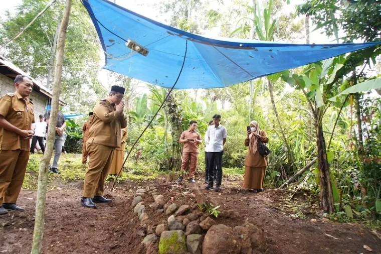 Wabup Ahmad Fadly Takziah ke Rumah Keluarga Cinta