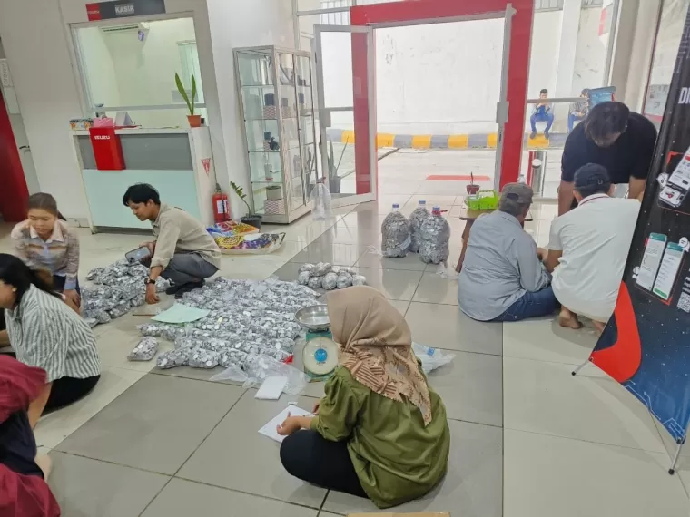 Warga Palangkaraya Beli Truk Isuzu Pakai Uang Koin