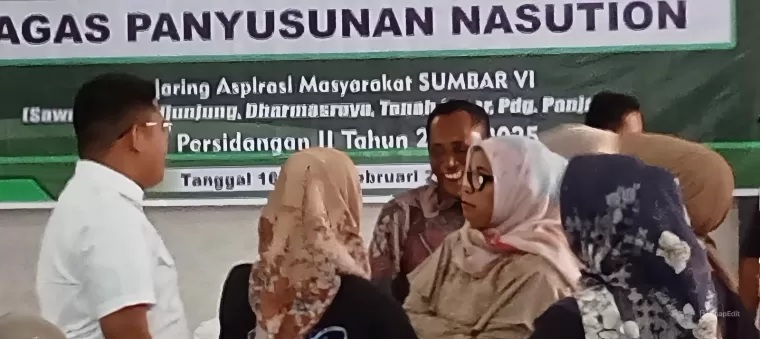 Anggota DPRD Sumbar dari PKB, Bagas Panyusunan Nasution tengah melanjutkan perbincang dengan warga usai acara pertemuan.(armadison)