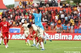 Aksi kiper Semen Padang FC, Arthur Augusto saat mengamankan bola dari pemain Persita. Semen Padang FC sukses pacah talua di kandang, Jumat (14/2) sore di Stadion H. Agus Salim, Padang. (dk)