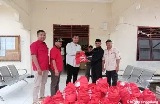 Penyerahan 125 paket sembako untuk warga terdampak banjir timpeh.