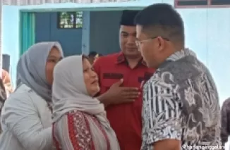 Anggota DPRD Sumbar Bagas Panyusunan Nasution terlibat pembicaraan serius dengan salah seorang warga tentang aspirasi.(armadison)