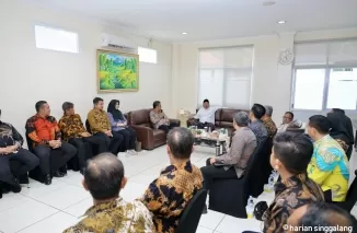 Menteri Nusron meminta jajarannya inventarisasi tanah terindikasi telantar saat memberikan pengarahan di Kantor Pertanahan Kota Balikpapan. (ist)