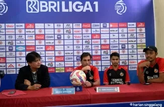 Dua pelatih dan dua pemain dari skuad Semen Padang FC serta PSBS Biak memberikan keterangan kepada jurnalis, Jumat (28/2) siang jelang laga pada Sabtu (1/3) malam ini di Stadion H. Agus Salim, Padang. (mo spfc)