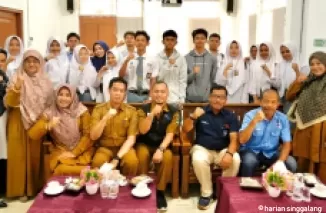 Perwakilan Siswa dan Guru SMA, SMK dan MA  bersama General Manager PT Bukit Asam Unit Pertambangan Ombilin (PTBA-UPO) Yulfaizon usai sosialisasi Bidiksiba 2025.(armadison)