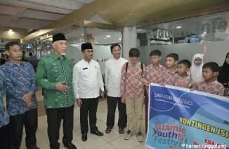 Gubernur Mahyeldi melepas 22 pelajar SD Kontingen JSIT Sumbar, yang akan mengikuti perlombaan pada Islamic Yout Festival di Jakarta, Jumat (14/02/2025) di BIM. Ist