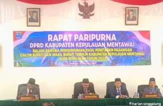 DPRD Kabupaten Kepulauan Mentawai sahkan pasangan Rinto Wardana dan Jakop Saruguk sebagai Bupati dan Wakil Bupati Kepulauan terpilih Mentawai. (foto: antara)