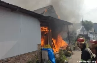 Dua Rumah di Seberang Padang Hangus Terbakar