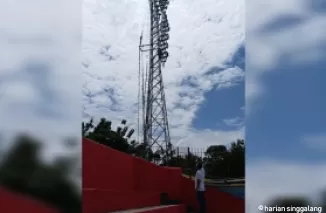 Ketua Panpel Home Semen Padang FC, H. Edri memantau pemasangan lampu LED tanpa trafo di tower lampu Stadion H. Agus Salim oleh teknisi dari philips, Jumat (28/2) pagi. (dede amri)