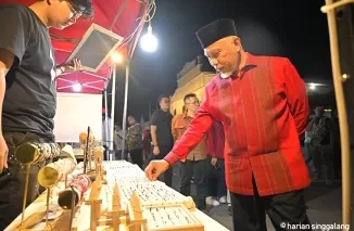 Gubernur Mahyeldi Ansharullah, meninjau salah satu pedagang padan Festival Siti Nurbaya dan Cap Go Meh 2025 di Kawasan Kota Tua Padang, Jumat (8/2). (yose)