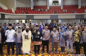 FOTO BERSAMA - Rektor UNP, Ketua LKAAM dan lainnya foto bersama jelang Seminar Internasional dalam Islamic Fair UNP-LKAAM 2025. (Ist)