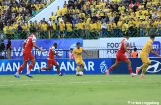 Rosad Setiawan (tengah) dan kolega akan memainkan laga penting di markas Persis Solo, Jumat (21/2) di Stadion Manahan. Rosad saat dijamu Barito beberapa waktu lalu. (mo spfc)