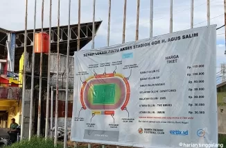 DENAH- Spanduk petunjuk akses masuk Stadion H. Agus Salim terpampang di sisi pintu tribun Selatan. (dede amri)