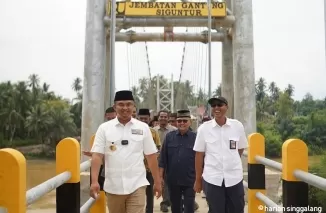 Bupati Sutan Riska Tuanku Kerajaan ketika meresmikan jembatan gantung siguntur.( ist )