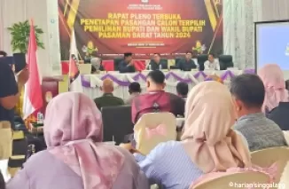 Terlihat ketua KPU Pasbar, Alfi Syahrin dan komisioner lainnya, saat acara rapat pleno terbuka, Kamis (27/2). (