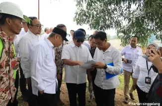 Menteri Nusron meninjau langsung akses KCIC Karawang guna memastikan pengadaan tanah sesuai prosedur. (ist)