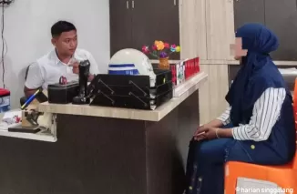 Perempuan yang kedapatan membawa handphone ke Lapas diperiksa petugas (ist)