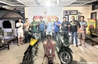 Pelaku pencurian sepeda motor saat diamankan jajaran kepolisian Polres Dharmasraya. ( ist )