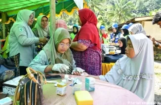 Warga ikuti pemeriksaan kesehatan gratis dan skrining penyakit menular, diselenggarakan oleh PT Semen Padang pada Kamis (6/2/2025). Ist