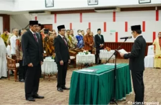 Rektor Unand, Efa Yonnedi saat melantik dekan fakultas pertanian dan dekan fakultas kedokteran, Selasa (11/2) di convention hall kampus tersebut.