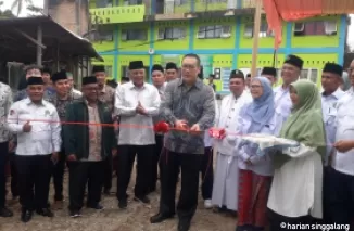 Duta Besar Tiongkok diwakili Konselor Politik, Mr. Zhen Wangda menggunting pita tanda peresmiab asrama santri PPMTI Bantang Kabung bantuan pemerintah Tiongkok. (Bambang)