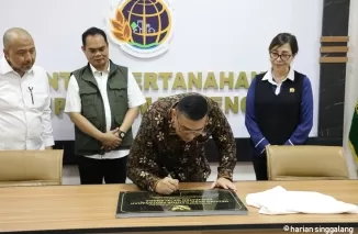 Wamen Ossy meresmikan Gedung Arsip Kantah Kabupaten Majalengka. Dia berpesan agar jajaran Kantah itu bisa memberikan pelayanan terbaik kepada masyarakat. (ist)